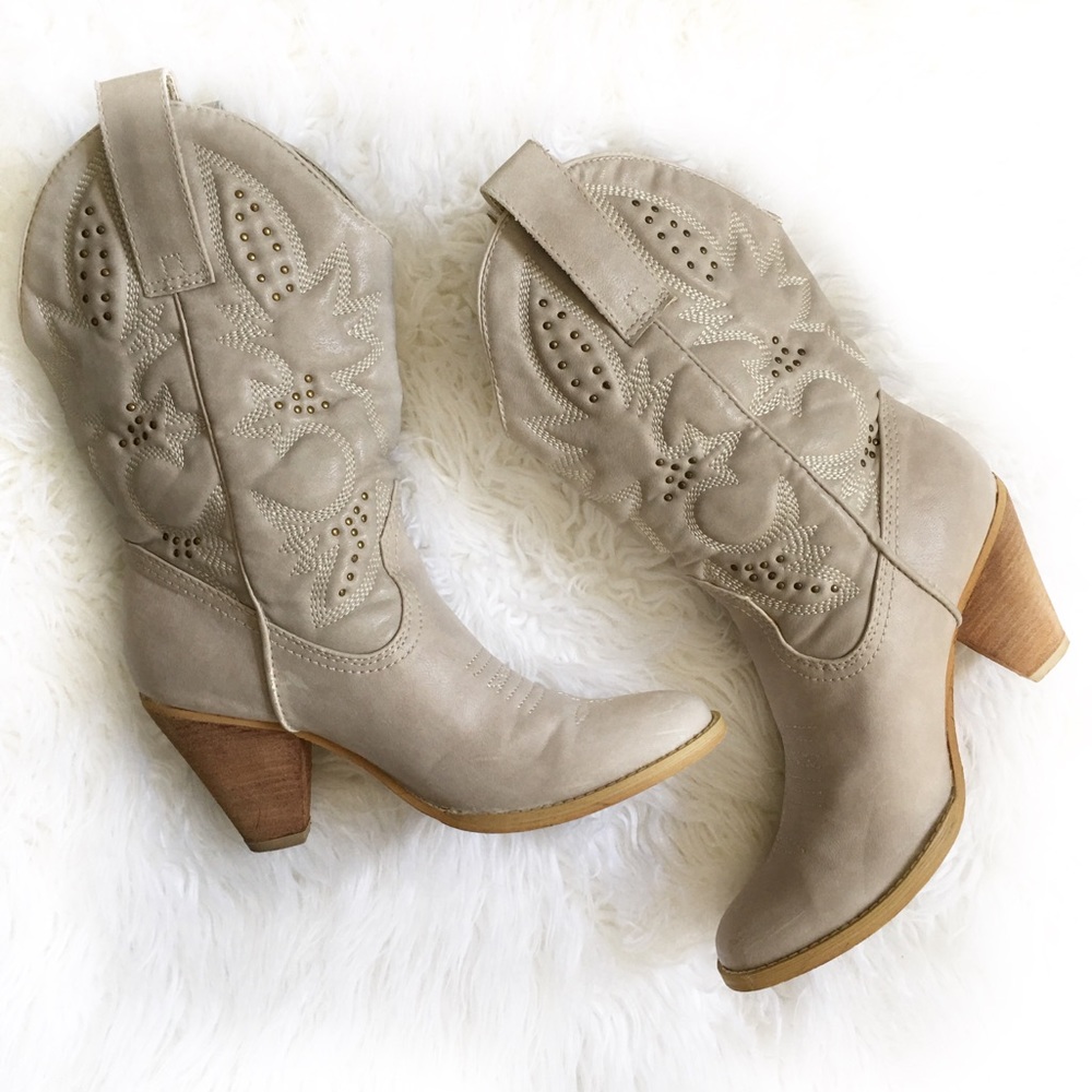 Very Volatile | Night Bloom Cream Studded Boots